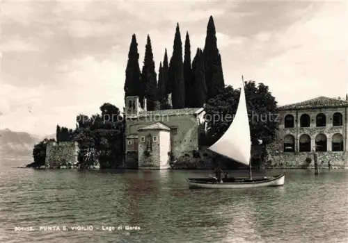 AK / Ansichtskarte Punta San Vigilio Lago di Garda IT Lago-di-Garda Halbinsel Segelboot Villa Zypressen Kapelle Gardasee