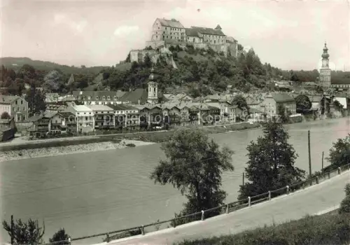 AK / Ansichtskarte Burghausen  Salzach Oberbayern Burg Salzach Altstadt Kirchturm Fluss Burganlage Haeuser