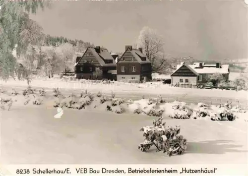 AK / Ansichtskarte Schellerhau Osterzgebirge Altenberg Sachsen Betriebsferienheim Hutzenhaeusl VEB-Bau-Dresden Winterlandschaft Schnee Holzhaeuser