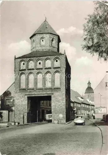AK / Ansichtskarte Ribnitz-Damgarten Ostseebad Rostocker-Torturm Stadttor Backsteingotik Strasse Autos Kirchturm