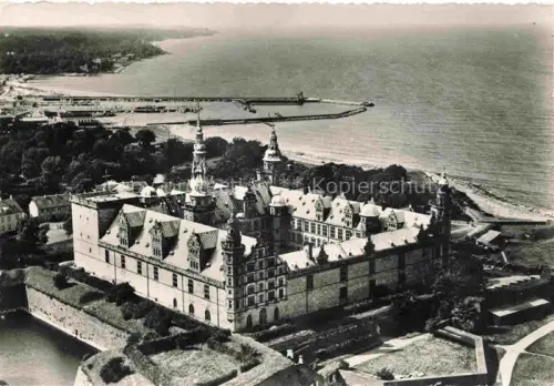 AK / Ansichtskarte Kronborg (Slot) Helsingor DK Kronborg-Slot Schloss-Kronborg Hafen Meerenge Wassergraben Luftaufnahme Befestigung