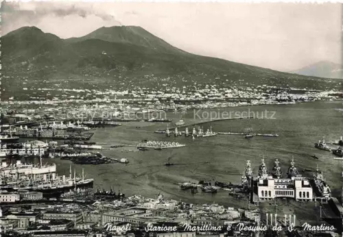 AK / Ansichtskarte NAPOLI Neapel Naples IT Stazione-Marittima Vesuvio Hafen Schiffe Kriegsschiffe Bucht Panorama