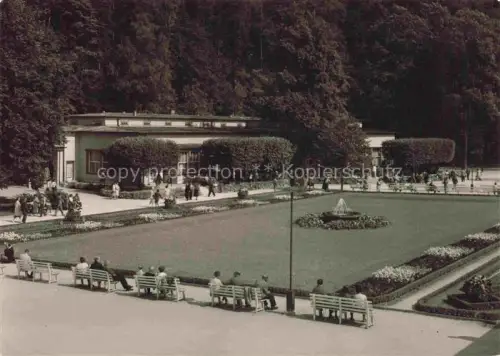 AK / Ansichtskarte BAD ELSTER Vogtland Sachsen HO-Badecafé Badeplatz Kurpark Brunnen Park Badegaeste Rasenflaeche