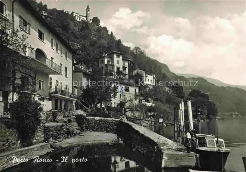 AK / Ansichtskarte Porto Ronco Lago Maggiore Porto Hafen Boot Haeuser Seeufer Berge Kirchturm