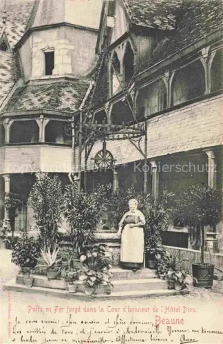 AK / Ansichtskarte Hotel-Dieu Beaune 21 Cote-d Or Hôtel-Dieu Puits Fer-forgé Cour-d honneur Brunnen Frau Fachwerkgiebel Pflanzen