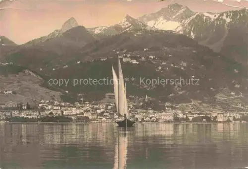 AK / Ansichtskarte MONTREUX  VD Genfersee Segelboot Stadtansicht Berge Schnee Panorama Ufer Spiegelung