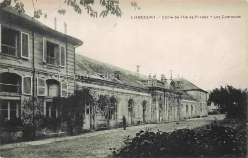 AK / Ansichtskarte Liancourt Clermont 60 Oise Ecole-de-l Ile-de-France Les-Communs Schule Schulgebaeude Garten Mann Historisches-Gebaeude