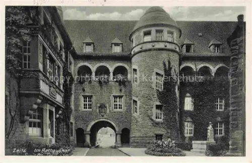 AK / Ansichtskarte ZEITZ Sachsen-Anhalt Rathaushot Rathaus Turm Arkaden Tordurchfahrt Efeu