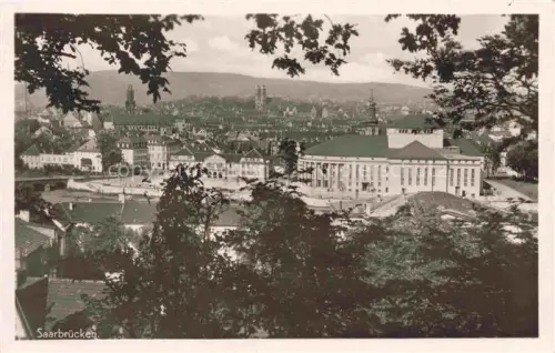 AK / Ansichtskarte SAARBRueCKEN Saarland Panorama Daecher Kirche Stadt Baeume Huegel Oeffentliches-Gebaeude