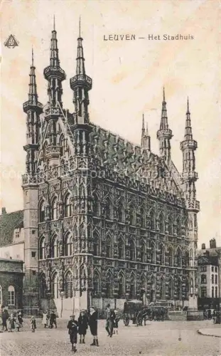 AK / Ansichtskarte Loewen  Louvain Belgie Het-Stadhuis Gotik Tuerme Fassade Passanten Marktplatz Pferdewagen
