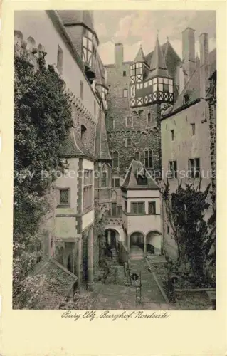 AK / Ansichtskarte Burg Eltz Wierschem Mayen-Koblenz Rheinland-Pfalz Burghof Nordseite Turm Fachwerkhaus Treppen Innenhof Burgtor