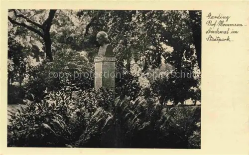 AK / Ansichtskarte Garding Nordfriesland Schleswig-Holstein Mommsen-Denkmal Stadtpark Bueste Denkmal Farne Straeucher Baeume
