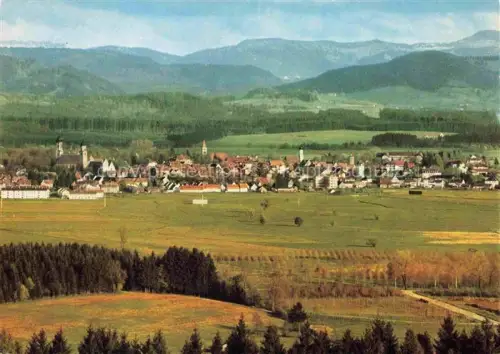 AK / Ansichtskarte Isny Allgaeu Bayern Stadtpanorama Kirche Allgaeuer-Alpen Wiesen Herbst Bergkette