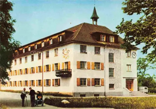 AK / Ansichtskarte Isny Allgaeu Bayern Versehrtenheim Maierhoefer-Str Gebaeude Uhr Wappen Kinderwagen