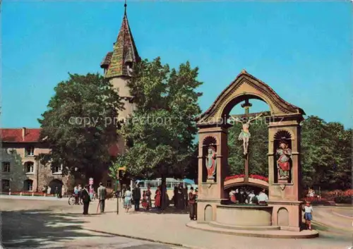 AK / Ansichtskarte RAVENSBURG  Wuerttemberg BW Kreuzbrunnen Gruener-Turm Kruzifix Passanten Strassenszene Kirchturm