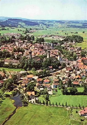 AK / Ansichtskarte Isny Allgaeu Bayern Fliegeraufnahme Altstadt Kirche Fluss Allgaeu Wiesen Ortschaft