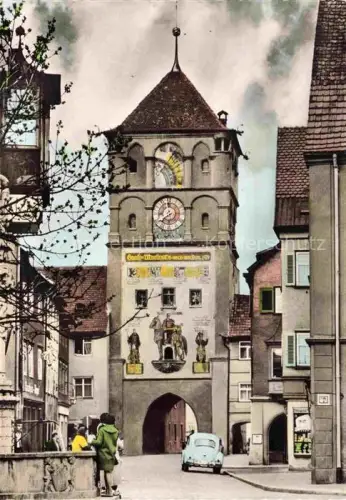 AK / Ansichtskarte Wangen Allgaeu Bayern Lindauer-Tor Turm Uhr Altstadt Gasse VW-Kaefer Wappen Fussgaenger
