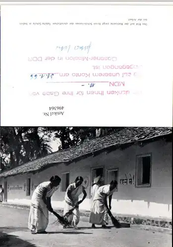 496364,India Schülerinnen der christlichen Tabita-Schule Typen Besen
