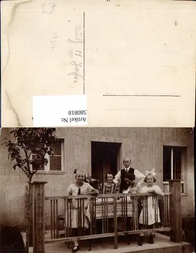 580818,Gruppenbild Familie auf Balkon Terrasse Sticken Mode Haarschleife