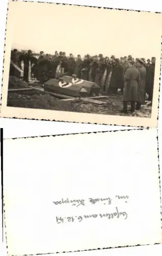 65270,WW2 Soldaten Beerdigung im Feld Fahnen Stahlhelm Gefallene beflaggt