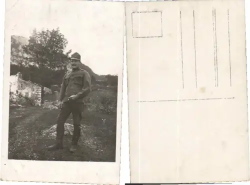 70876,WW1 K.K. Soldat raucht Zigarette Uniform
