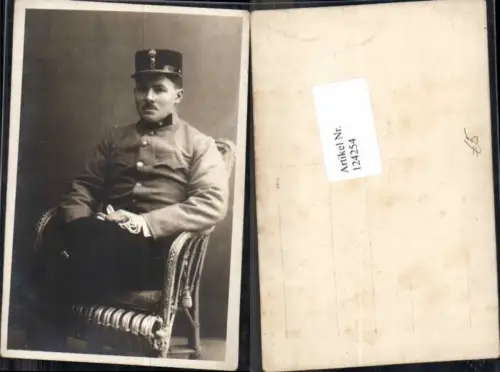 124254,K.K. Soldat m. Kappe Uniform im Stuhl Atelier Foto