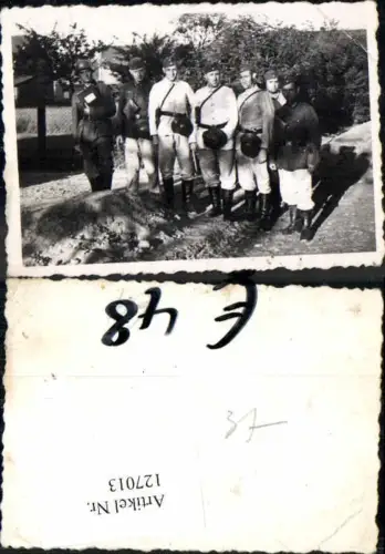 127013,Soldaten der Wehrmacht in Uniform Stahlhelm Grab