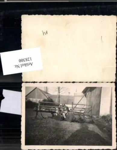 128300,Foto Wehrmacht Soldaten Stahlhelm Maschinengewehr Gewehr MG Magazin Helm