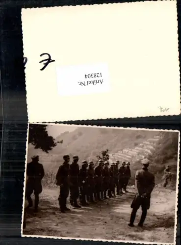 128304,Foto Wehrmacht Soldaten Befehlsausgabe Stahlhelm Kampfmontur Uniform