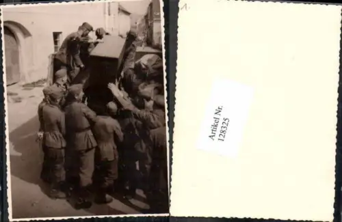 128325,Foto Wehrmacht Soldaten in Melk laden Klavier vom LKW Uniformen