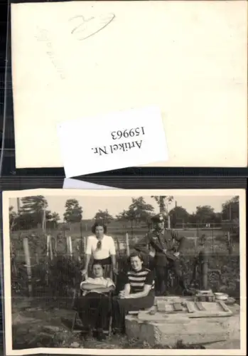 159963,WW2 Foto Wehrmacht Soldat Uniform Kappe Familie Brunnen