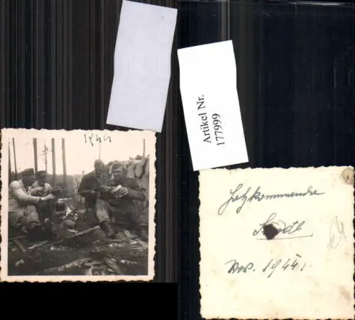 177999,WW2 Foto Soldaten beim essen im Feld Uniform Essensgeschirr