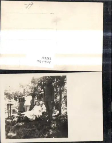 185437,Foto Ak WW1 Soldat Uniform i. Garten m. Familie Kinder
