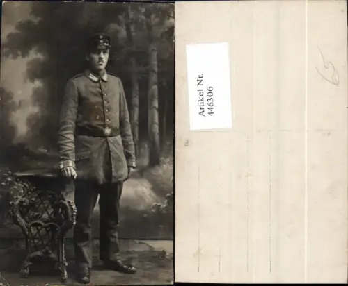 446306,Foto Ak WW1 Soldat Uniform b. Tisch stehend