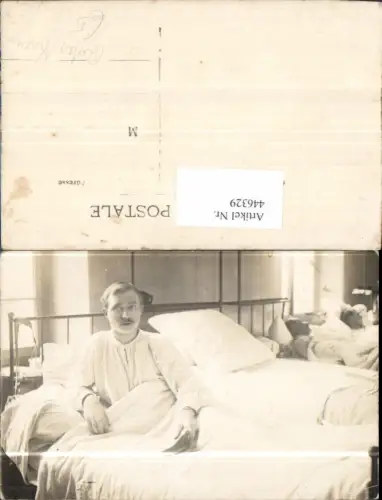 446329,Foto Ak WW1 Soldaten im Krankenbett Lesen Buch Rotes Kreuz