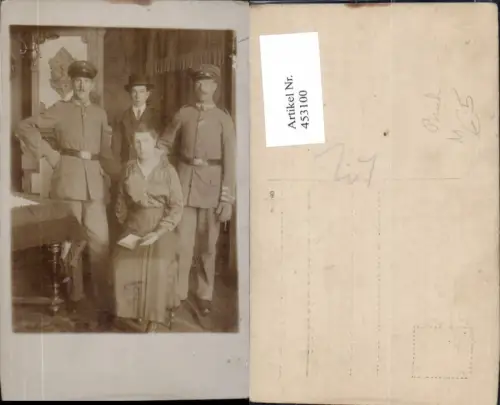 453100,Foto Ak WW1 Soldaten Uniform Frau Lesen Buch