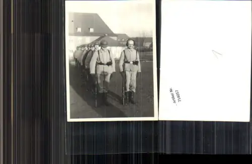 714057 Foto Wehrmacht Soldat Uniform Exerzieren Kaserne Gewehr Stahlhelm Helm