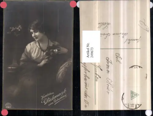 249673,Geburtstag Frau m. Kette Rose Stuhl Sessel