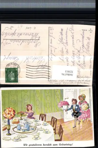 323813,Künstler AK Geburtstag Gratulanten Rosenstrauß Tisch Geschirr Kuchen