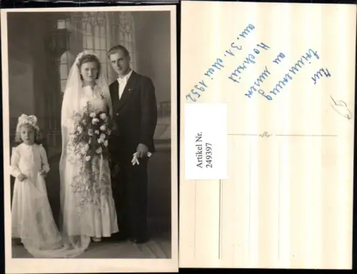 249397,Foto AK Hochzeit Braut u. Bräutigam Brautkleid Kind hält d. Schleier Hochzeitsstrauß 1952