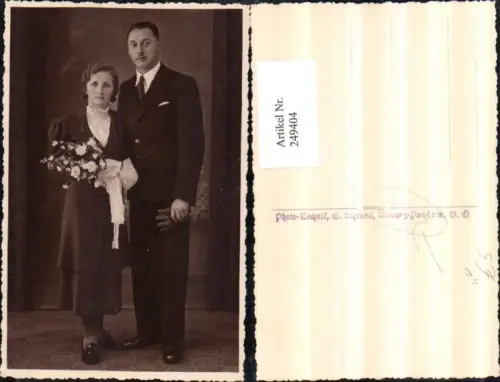 249404,Foto AK Attnang-Puchheim Hochzeit Braut u. Bräutigam Anzug Handschuhe Blumenstrauß pub Foto Schraml