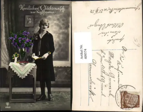 409574,Konfirmation Mädchen m. Bibel Tischchen Blumen