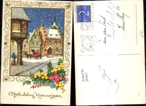 207017,Künstler Ak Strassenansicht Frau Winterdorf Passepartout Stechpalme Blumen Gelukkig Nieuwjaar Goldverzierung