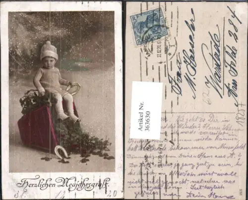 363630,Neujahr Kind sitzt a. Korb Klee Kleeblätter Hufeisen Schnee