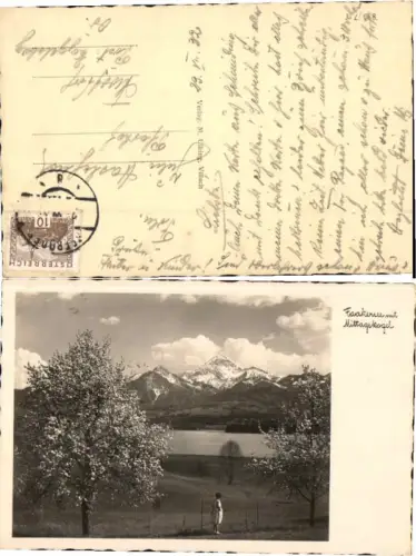 67584,Faakersee mit Mittagskogel m. Frau auf Wiese Seeboden