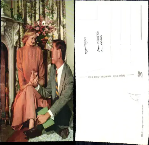 699400 Foto AK Liebespaar Paar am Kamin Frau Mann Anzug Krawatte