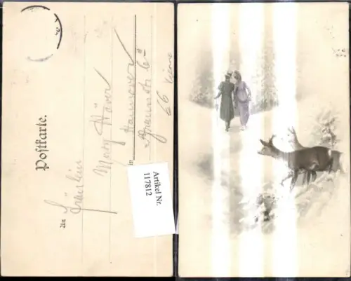 117812,Künstler Ak Liebespaar spaziert d. Winterwald Rehe Wild