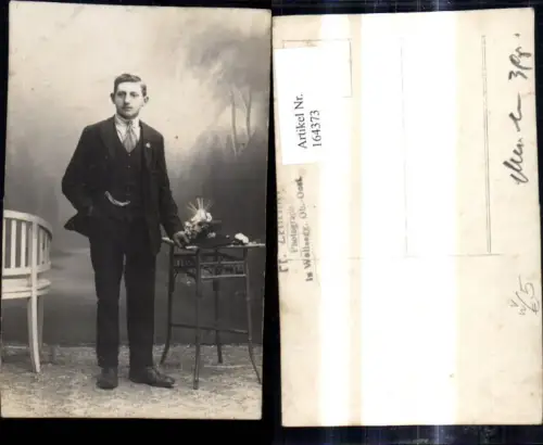 164373,Foto Ak Mann m. Anzug Hut a. Tisch pub Wolfsegg H. Zehetner