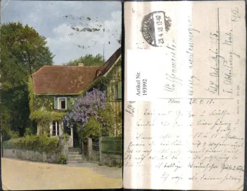 193992,Künstler Ak Haus Gebäude v. Strasse aus gesehen Kletterpflanze a. Haus