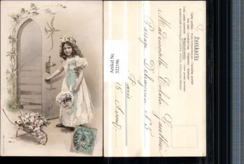 322196,Künstler AK Mädchen m. Blumenkranz Kleid Blumen Schubkarre Tür